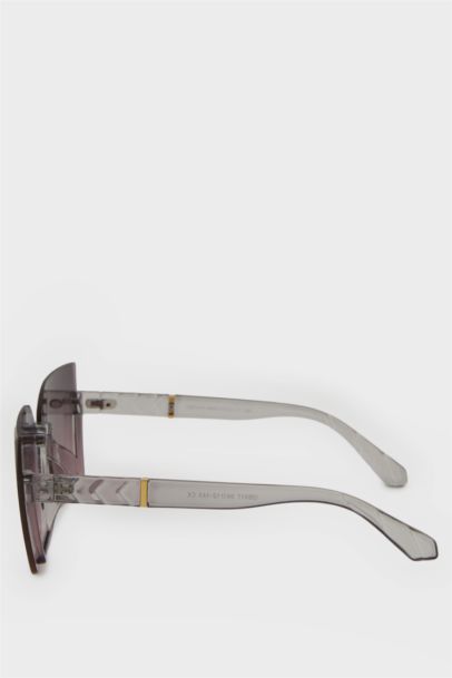 Woman Round Sunglasses