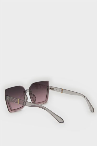 Woman Round Sunglasses