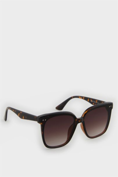 Woman Round Sunglasses