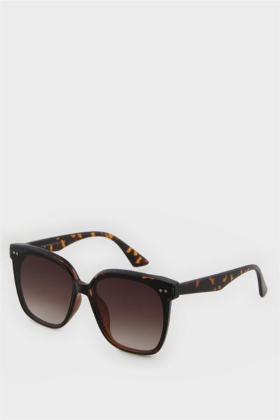 Woman Round Sunglasses