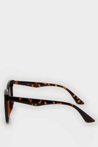 Woman Round Sunglasses