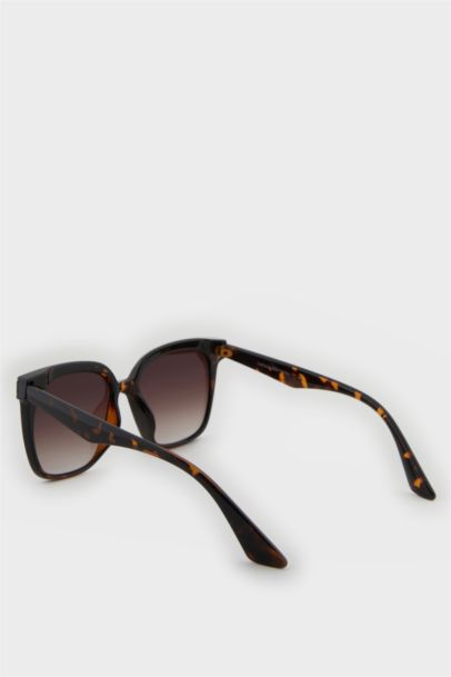 Woman Round Sunglasses