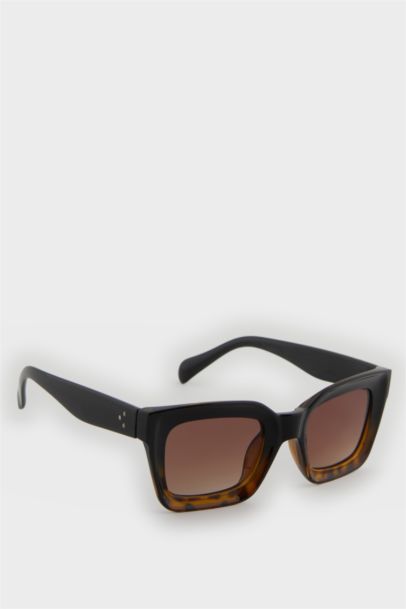 Woman Round Sunglasses
