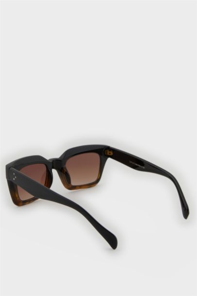 Woman Round Sunglasses
