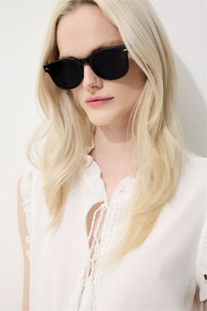 Woman Round Sunglasses