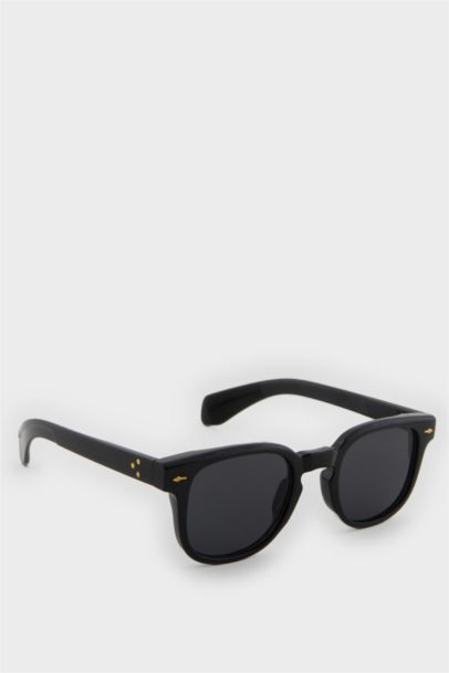 Woman Round Sunglasses