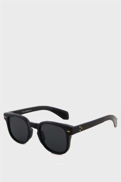 Woman Round Sunglasses