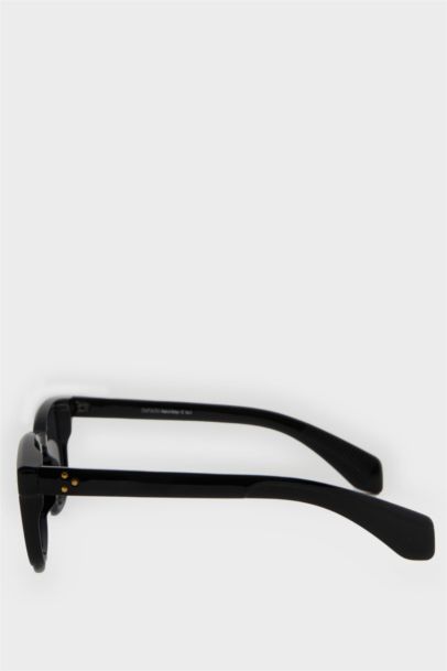 Woman Round Sunglasses