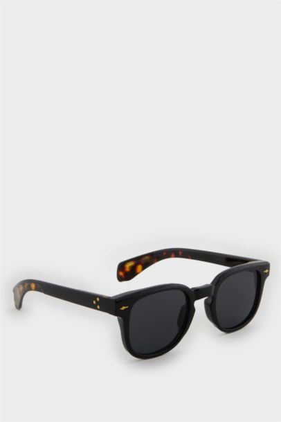 Woman Round Sunglasses