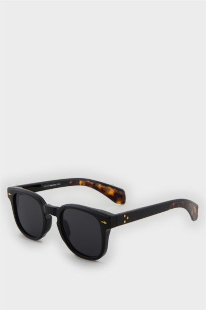 Woman Round Sunglasses