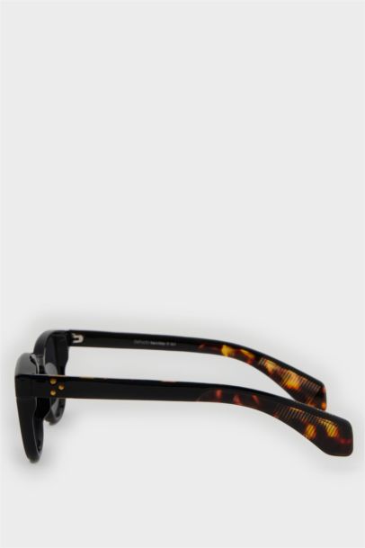 Woman Round Sunglasses