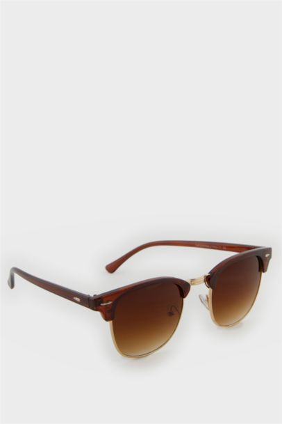 Woman Round Sunglasses