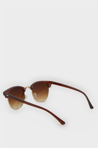 Woman Round Sunglasses