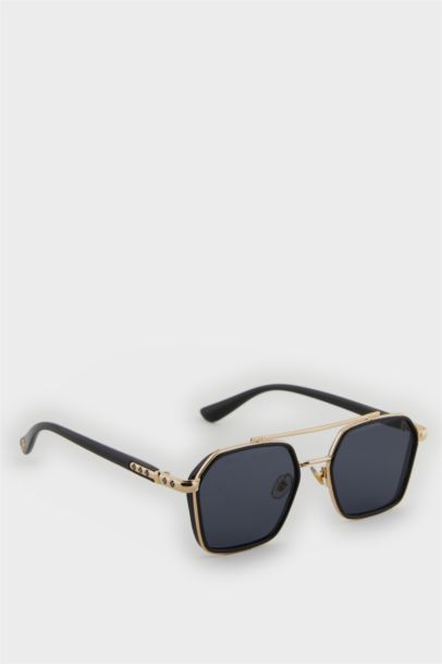 Woman Round Sunglasses