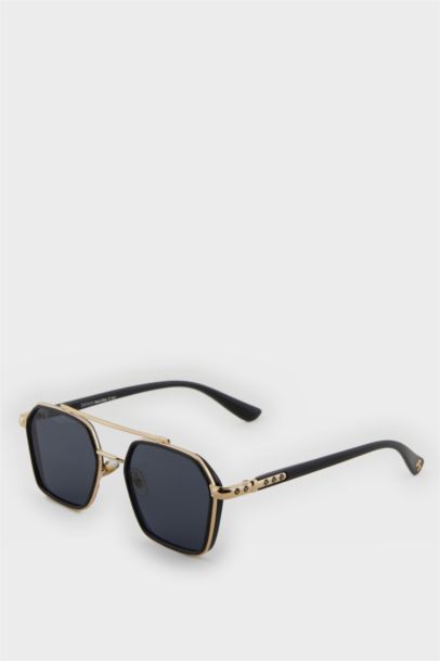 Woman Round Sunglasses