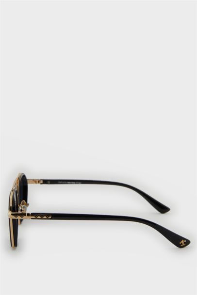 Woman Round Sunglasses