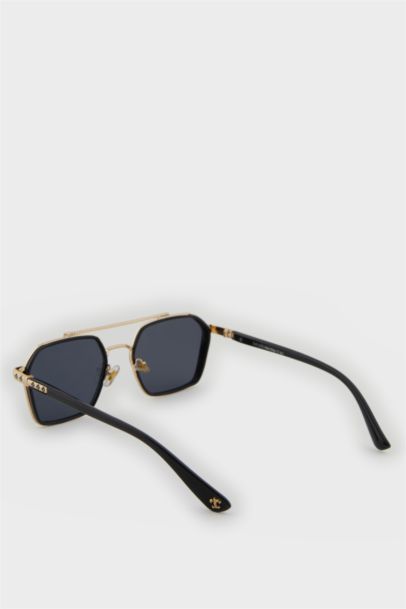 Woman Round Sunglasses