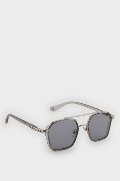 Woman Round Sunglasses