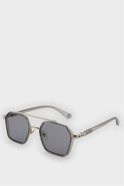 Woman Round Sunglasses