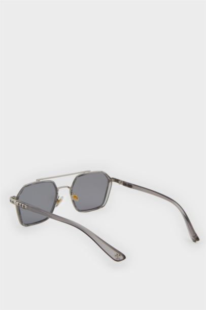 Woman Round Sunglasses