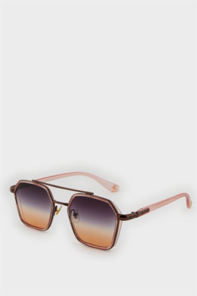 Woman Round Sunglasses