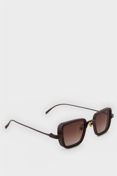 Woman Round Sunglasses