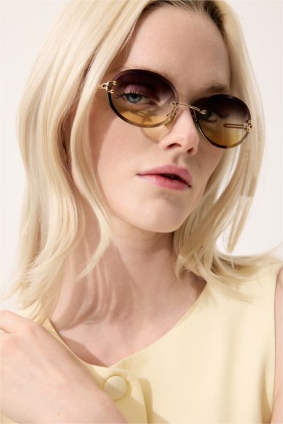Woman Round Sunglasses