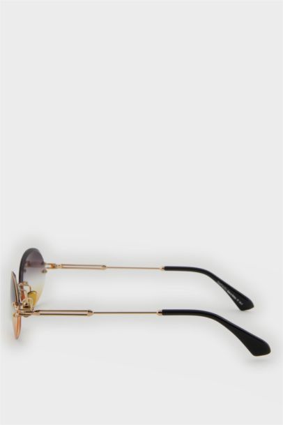 Woman Round Sunglasses