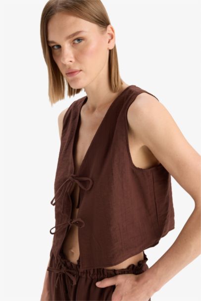 Regular Fit V Yaka Bağlamalı Krinkıl Kumaş Kolsuz Bluz