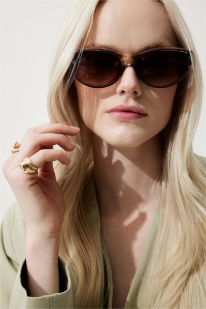 Woman Round Sunglasses