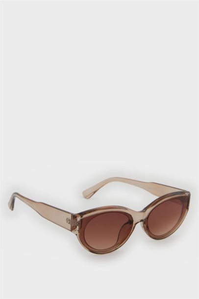 Woman Round Sunglasses