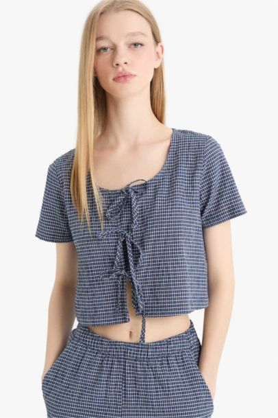 V Yaka Önden Bağlamalı Kareli Krinkıl Kumaş Kısa Kollu Bluz