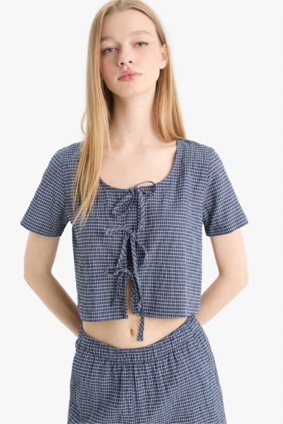 V Yaka Önden Bağlamalı Kareli Krinkıl Kumaş Kısa Kollu Bluz