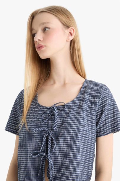 V Yaka Önden Bağlamalı Kareli Krinkıl Kumaş Kısa Kollu Bluz