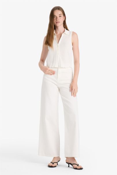 Приталенная блузка Fitted с воротником-рубашкой, текстурой и без рукавов, белого цвета