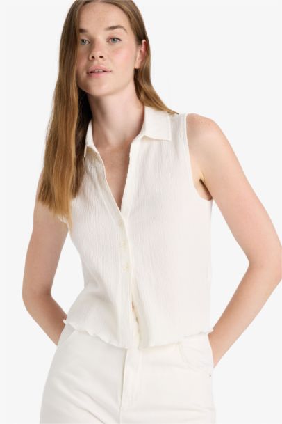 Приталенная блузка Fitted с воротником-рубашкой, текстурой и без рукавов, белого цвета