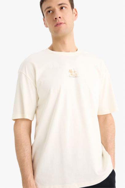 تيشيرت قطن أوفر سايز مطبوع من الظهر برقبة مستديرة