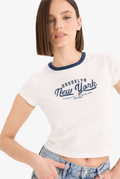 تيشيرت نص ردن مطرز سليم فيت وياخة مستديرة