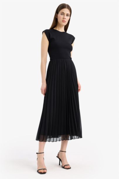 A Kesim Pileli Kısa Kollu Şifon Midi Etek