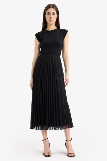 A Kesim Pileli Kısa Kollu Şifon Midi Etek