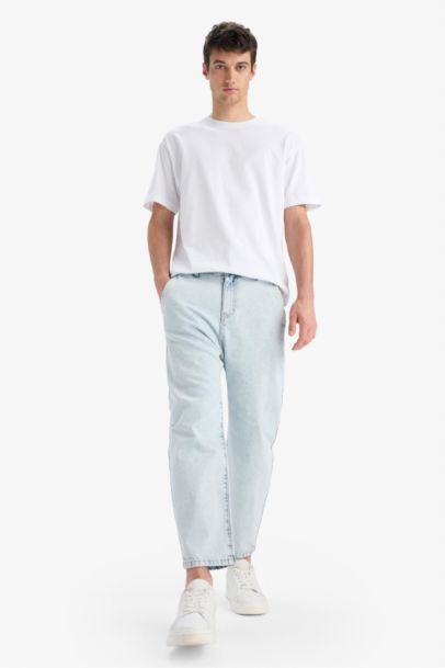 بنطلون جينز قصة مريحة فضفاضة ورجل عادي
