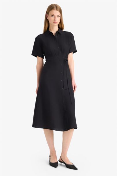 Robe chemise mi-longue noire à manches courtes et ceinture