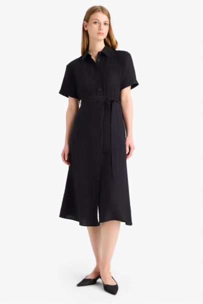 Robe chemise mi-longue noire à manches courtes et ceinture