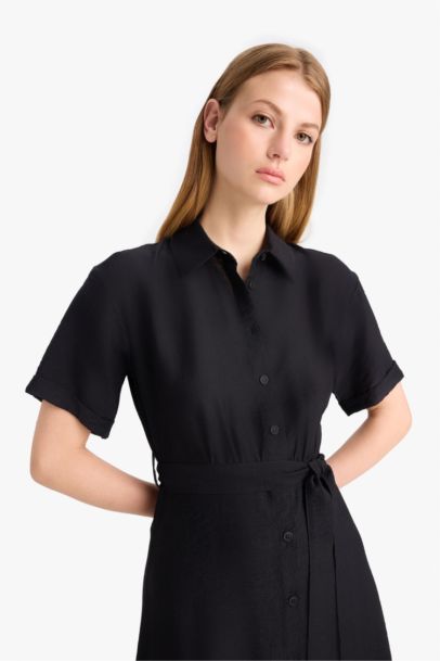 Robe chemise mi-longue noire à manches courtes et ceinture