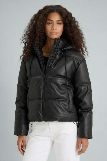 جاكيت جلد صناعي قصة عادية بغطاء للرأس مبطن بالصوف