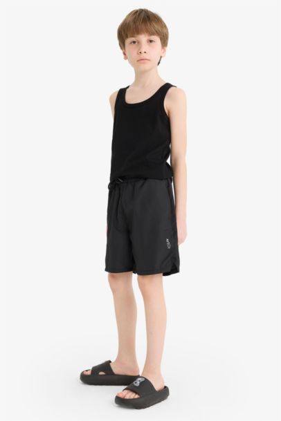 شورت اولادي أسود بطبعة شعار قماش خفيف قصة عادية