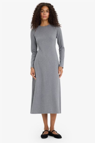 Robe moulante à col rond et manches longues