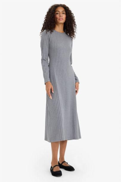 Robe moulante à col rond et manches longues