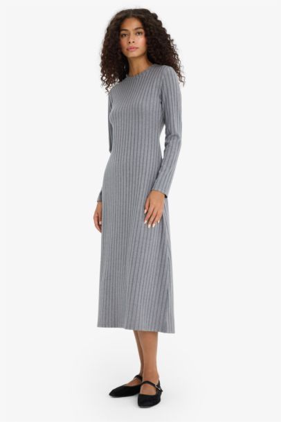 Robe moulante à col rond et manches longues