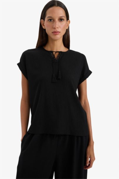 تيشيرت نص كم أسود مضلع قصة عادية برقبة V